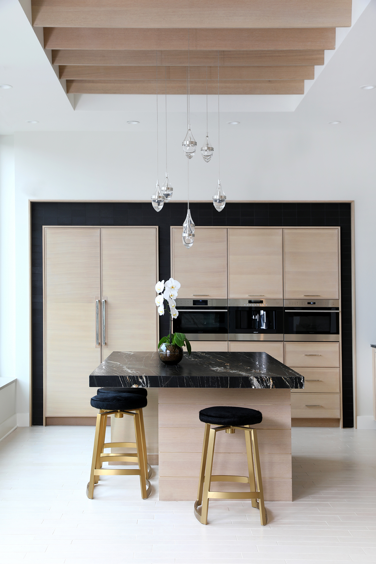 Blonde rift cut oak modern kitchen